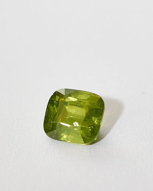 Зеленый молочный циркон