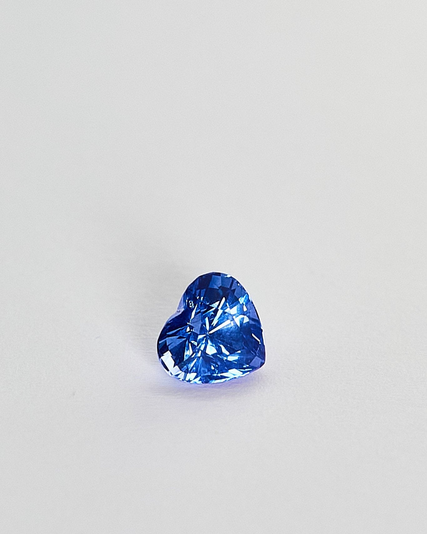 Синий сапфир 1.56ct в огранке «сердце»