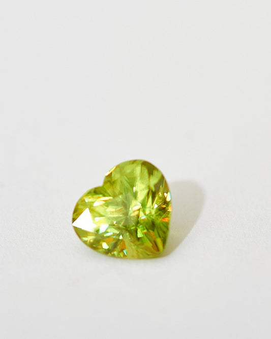 Сфен яблочный в огранке «сердце» 4.13ct