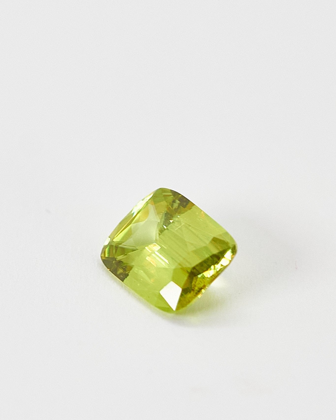 Сфен яблочный 3.97ct