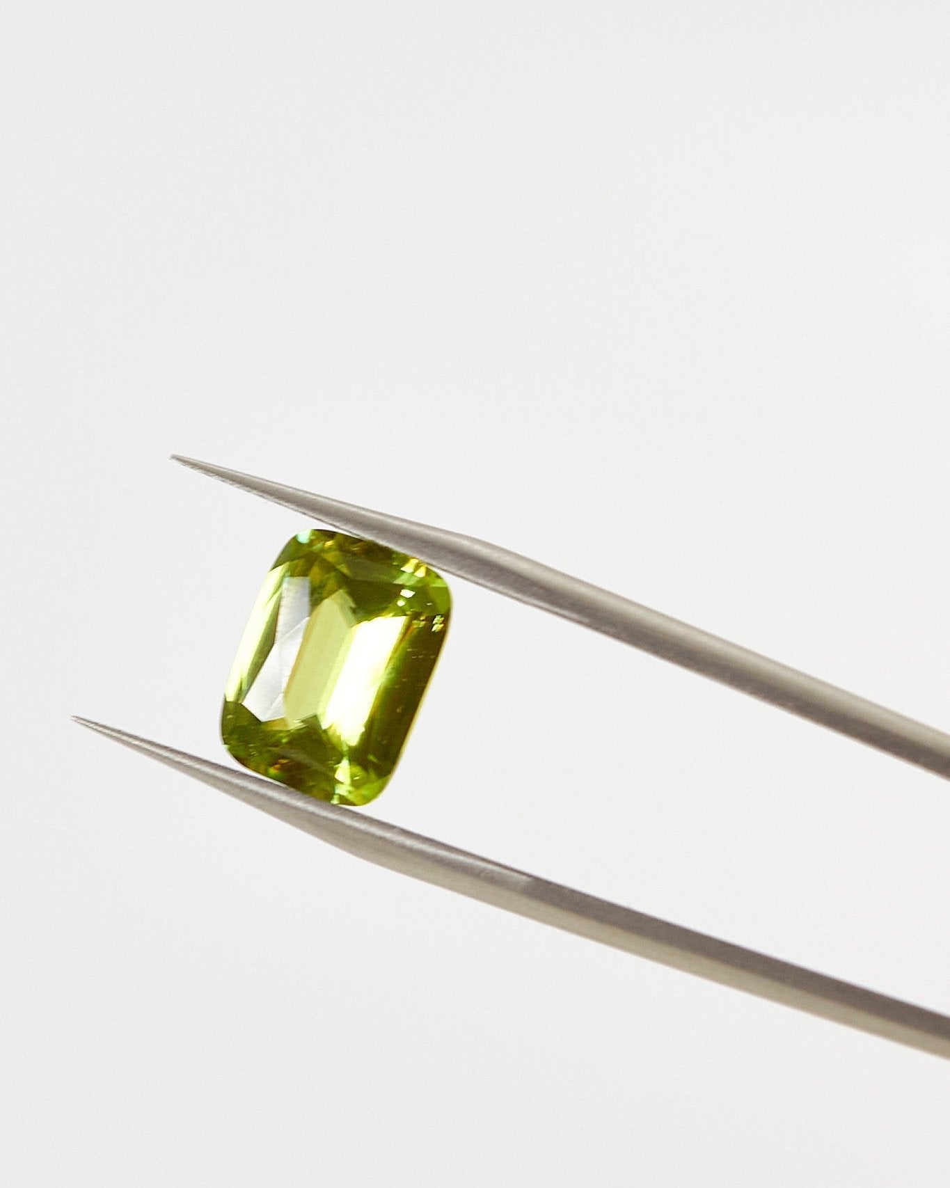 Сфен яблочный 3.97ct