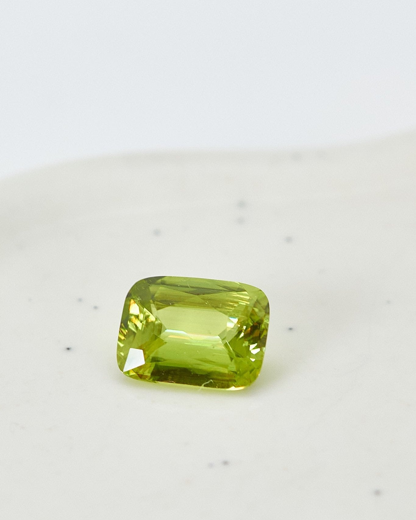 Сфен яблочный 3.97ct